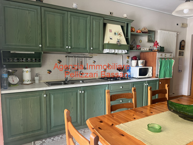 In esclusiva, vi presentiamo un affascinante appartamento quadrilocale situato al piano terra, im...