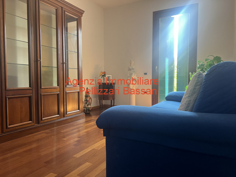 In esclusiva, vi presentiamo un affascinante appartamento quadrilocale situato al piano terra, im...