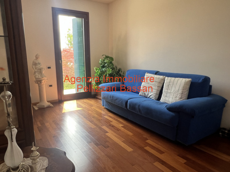 In esclusiva, vi presentiamo un affascinante appartamento quadrilocale situato al piano terra, im...