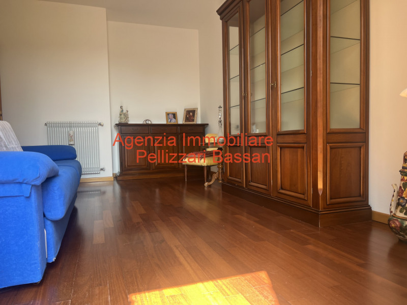 In esclusiva, vi presentiamo un affascinante appartamento quadrilocale situato al piano terra, im...