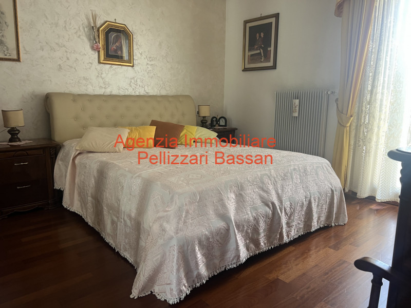 In esclusiva, vi presentiamo un affascinante appartamento quadrilocale situato al piano terra, im...