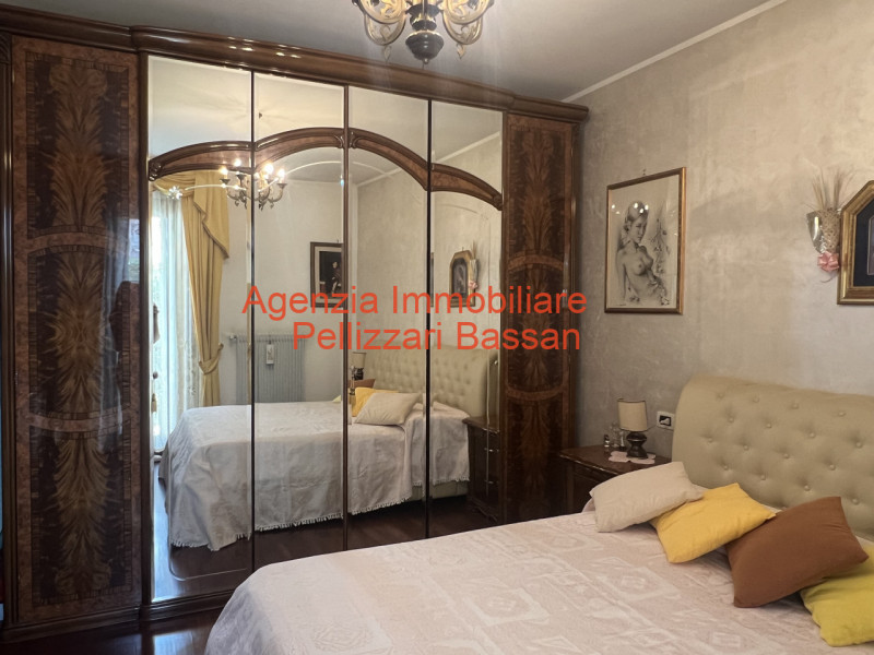 In esclusiva, vi presentiamo un affascinante appartamento quadrilocale situato al piano terra, im...