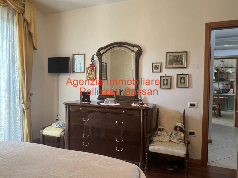 In esclusiva, vi presentiamo un affascinante appartamento quadrilocale situato al piano terra, im...