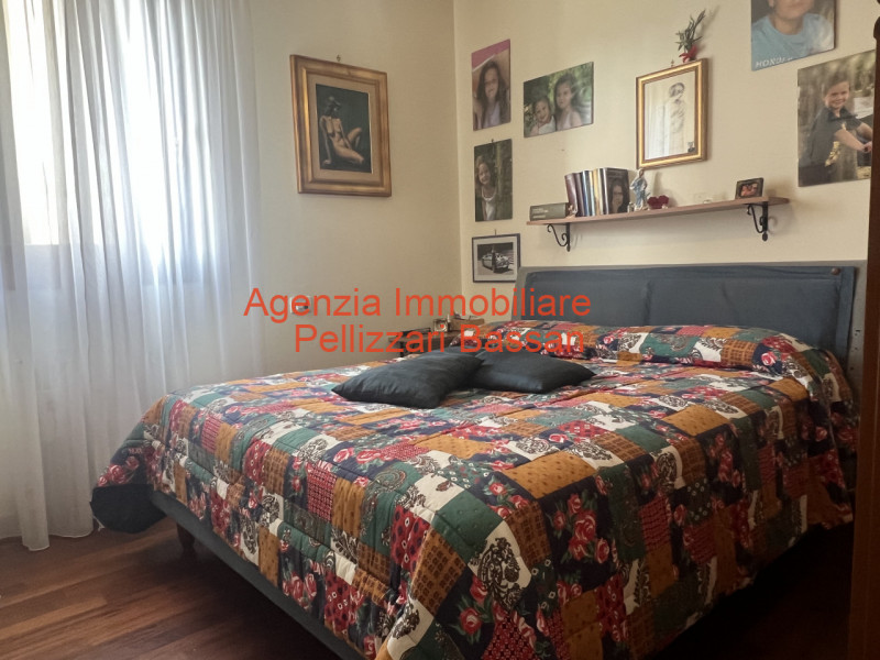 In esclusiva, vi presentiamo un affascinante appartamento quadrilocale situato al piano terra, im...