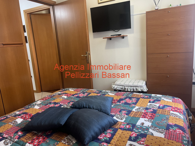 In esclusiva, vi presentiamo un affascinante appartamento quadrilocale situato al piano terra, im...