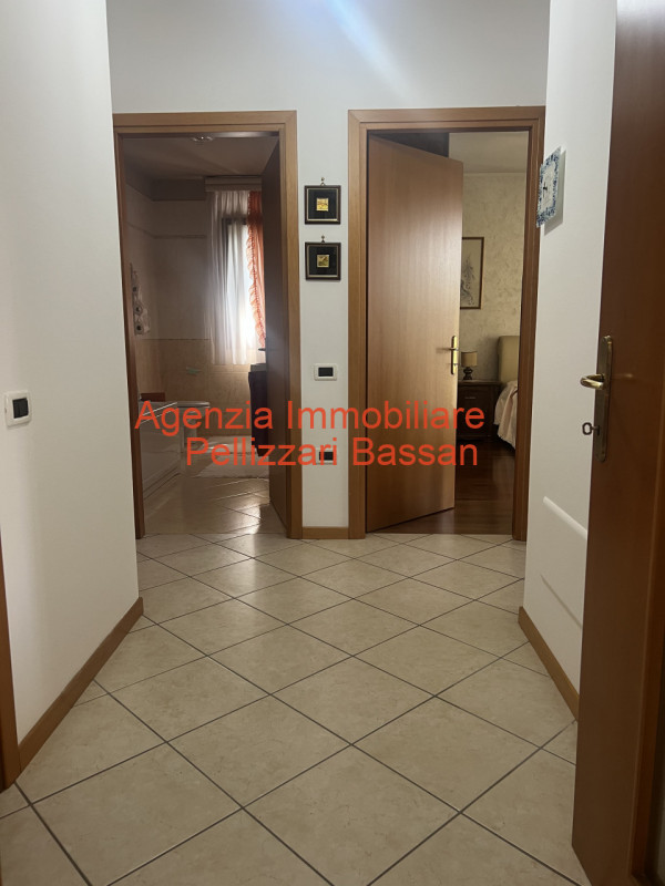 In esclusiva, vi presentiamo un affascinante appartamento quadrilocale situato al piano terra, im...