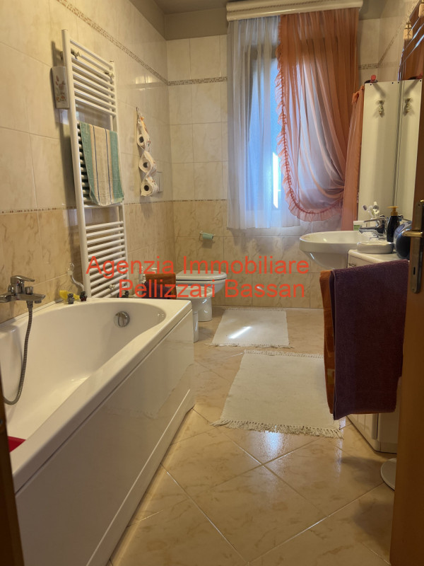 In esclusiva, vi presentiamo un affascinante appartamento quadrilocale situato al piano terra, im...