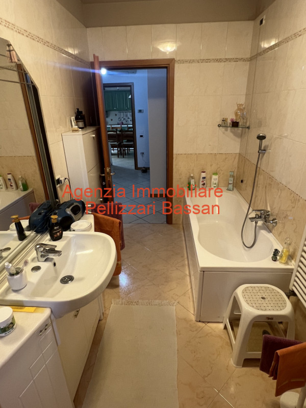 In esclusiva, vi presentiamo un affascinante appartamento quadrilocale situato al piano terra, im...