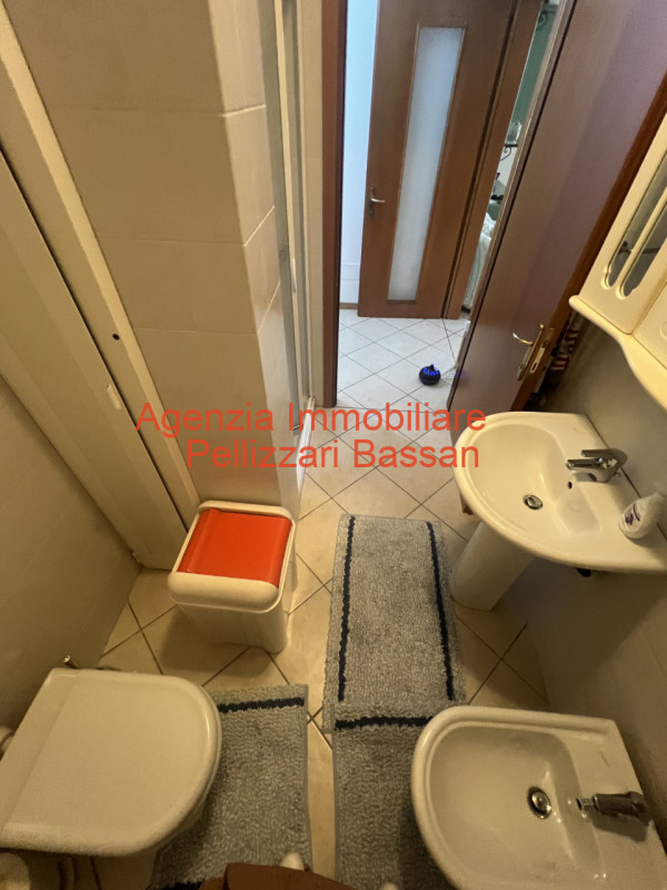 In esclusiva, vi presentiamo un affascinante appartamento quadrilocale situato al piano terra, im...