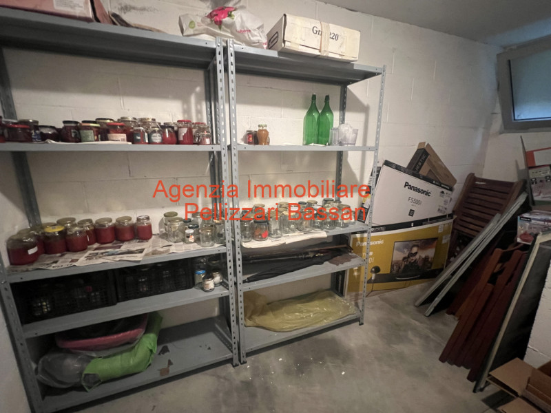 In esclusiva, vi presentiamo un affascinante appartamento quadrilocale situato al piano terra, im...