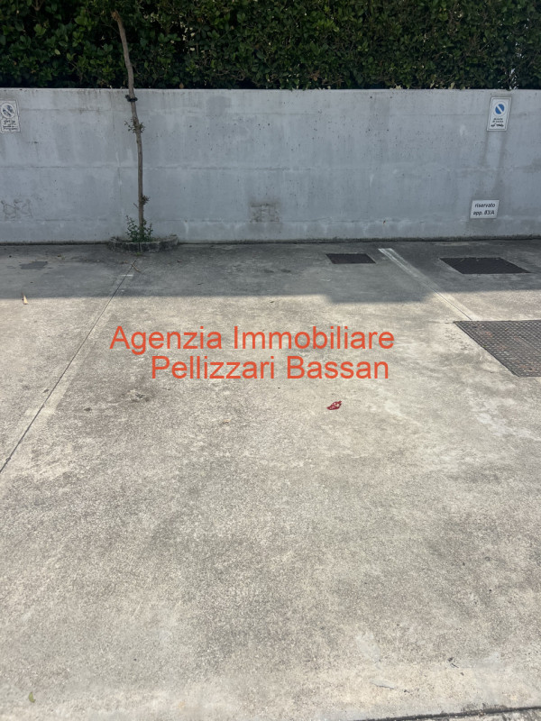 In esclusiva, vi presentiamo un affascinante appartamento quadrilocale situato al piano terra, im...