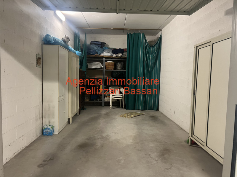 In esclusiva, vi presentiamo un affascinante appartamento quadrilocale situato al piano terra, im...