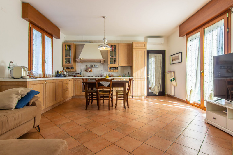 Villa singola suddivisa in 2 unità ed ideale per 2 nuclei familiari. L’abitazione si sviluppa su ...