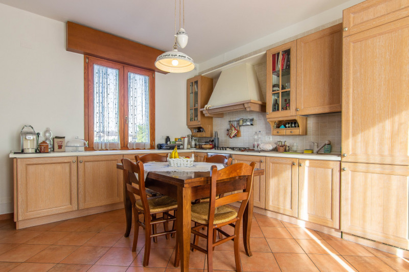 Villa singola suddivisa in 2 unità ed ideale per 2 nuclei familiari. L’abitazione si sviluppa su ...