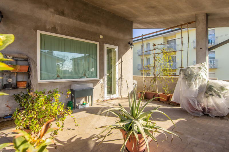 Villa singola suddivisa in 2 unità ed ideale per 2 nuclei familiari. L’abitazione si sviluppa su ...