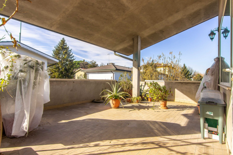 Villa singola suddivisa in 2 unità ed ideale per 2 nuclei familiari. L’abitazione si sviluppa su ...