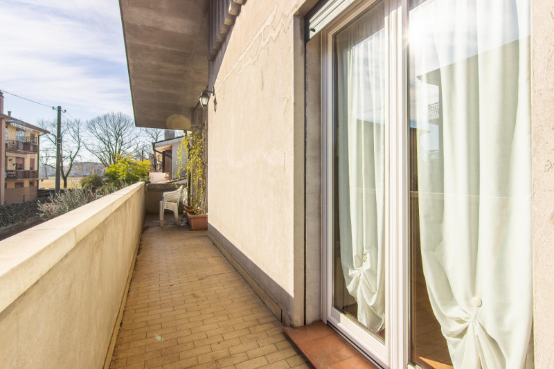 Villa singola suddivisa in 2 unità ed ideale per 2 nuclei familiari. L’abitazione si sviluppa su ...