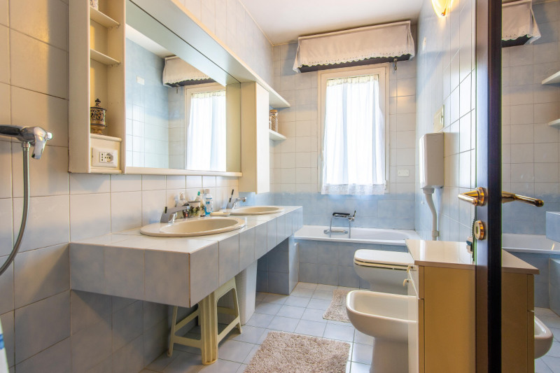 Villa singola suddivisa in 2 unità ed ideale per 2 nuclei familiari. L’abitazione si sviluppa su ...