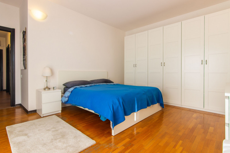 Villa singola suddivisa in 2 unità ed ideale per 2 nuclei familiari. L’abitazione si sviluppa su ...