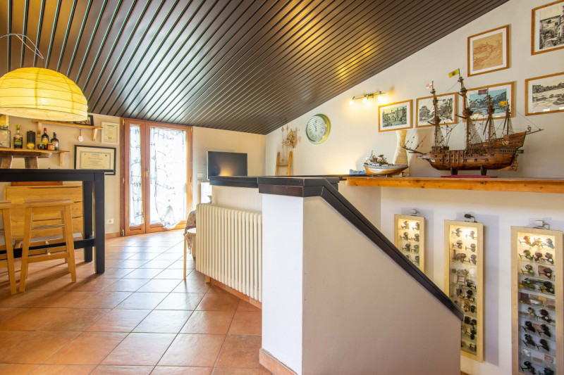 Villa singola suddivisa in 2 unità ed ideale per 2 nuclei familiari. L’abitazione si sviluppa su ...