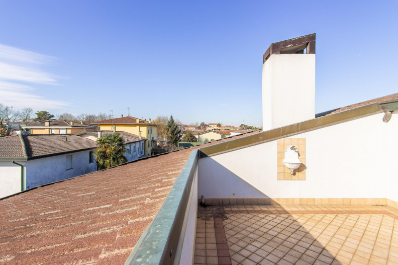 Villa singola suddivisa in 2 unità ed ideale per 2 nuclei familiari. L’abitazione si sviluppa su ...