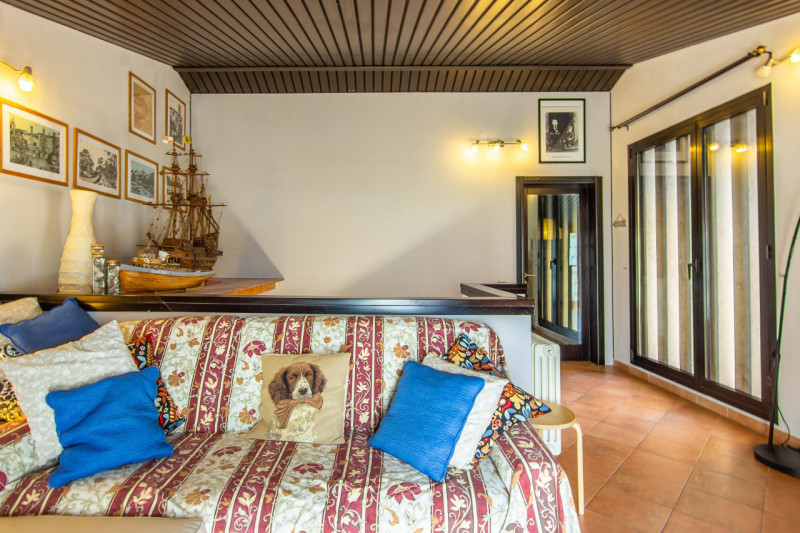 Villa singola suddivisa in 2 unità ed ideale per 2 nuclei familiari. L’abitazione si sviluppa su ...