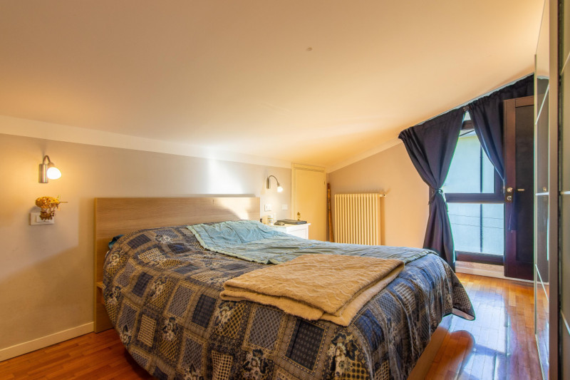 Villa singola suddivisa in 2 unità ed ideale per 2 nuclei familiari. L’abitazione si sviluppa su ...