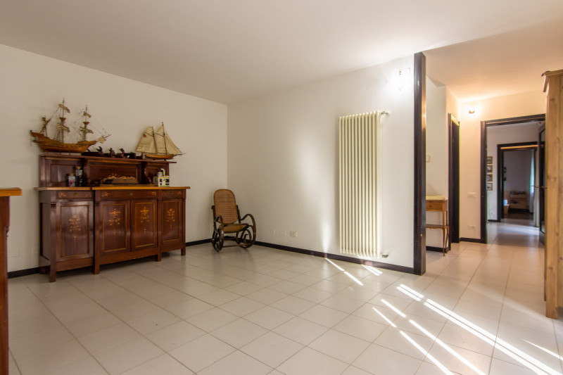 Villa singola suddivisa in 2 unità ed ideale per 2 nuclei familiari. L’abitazione si sviluppa su ...