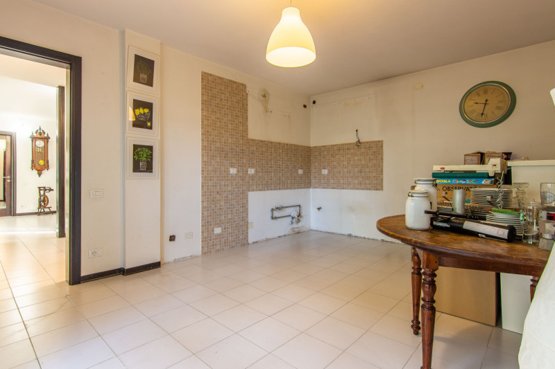 Villa singola suddivisa in 2 unità ed ideale per 2 nuclei familiari. L’abitazione si sviluppa su ...