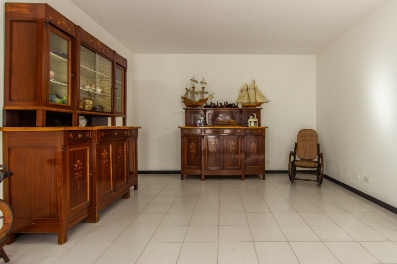 Villa singola suddivisa in 2 unità ed ideale per 2 nuclei familiari. L’abitazione si sviluppa su ...