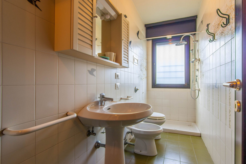 Villa singola suddivisa in 2 unità ed ideale per 2 nuclei familiari. L’abitazione si sviluppa su ...