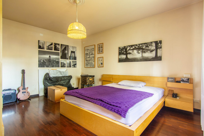 Villa singola suddivisa in 2 unità ed ideale per 2 nuclei familiari. L’abitazione si sviluppa su ...