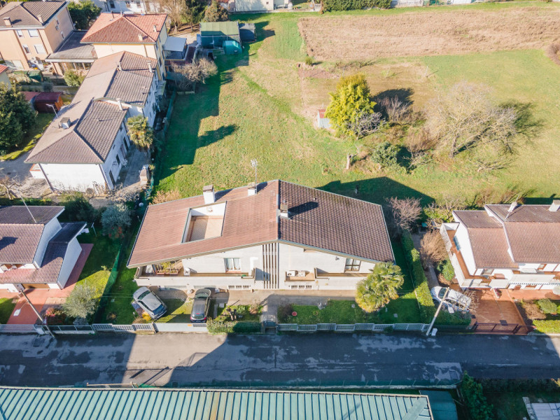 Villa singola suddivisa in 2 unità ed ideale per 2 nuclei familiari. L’abitazione si sviluppa su ...