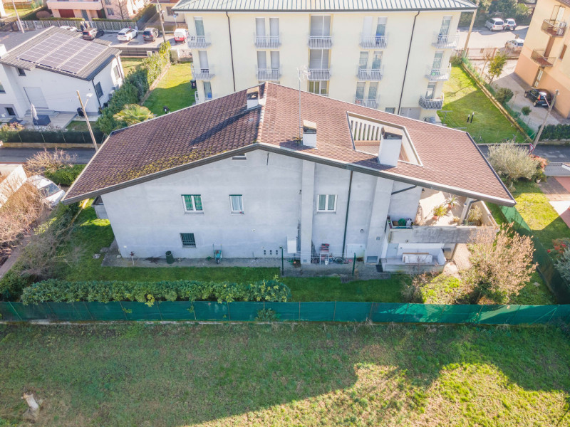 Villa singola suddivisa in 2 unità ed ideale per 2 nuclei familiari. L’abitazione si sviluppa su ...