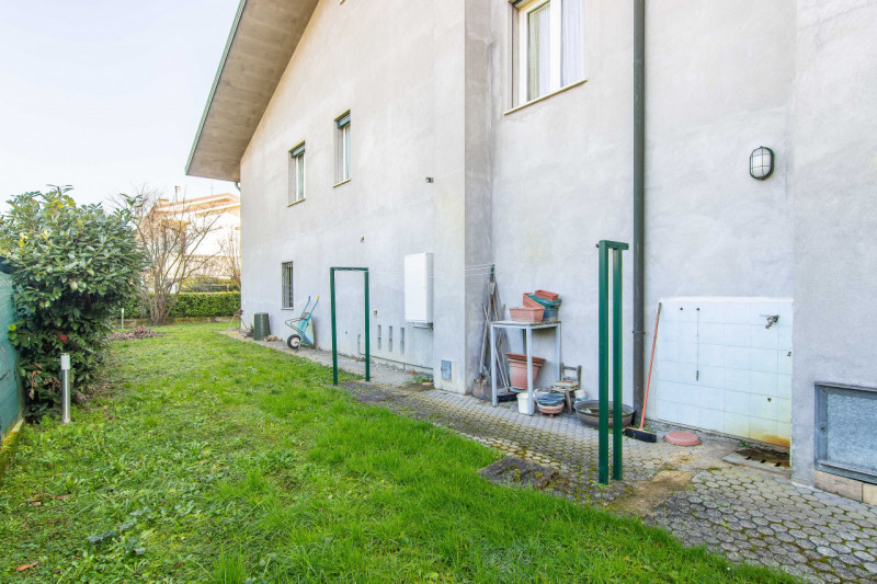 Villa singola suddivisa in 2 unità ed ideale per 2 nuclei familiari. L’abitazione si sviluppa su ...