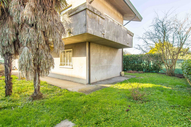 Villa singola suddivisa in 2 unità ed ideale per 2 nuclei familiari. L’abitazione si sviluppa su ...