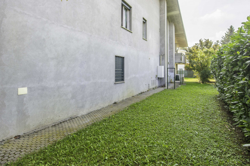 Villa singola suddivisa in 2 unità ed ideale per 2 nuclei familiari. L’abitazione si sviluppa su ...