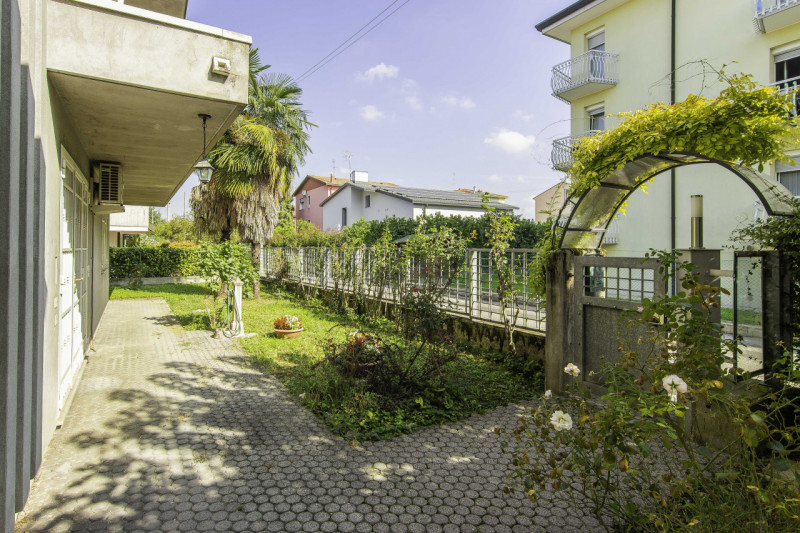 Villa singola suddivisa in 2 unità ed ideale per 2 nuclei familiari. L’abitazione si sviluppa su ...