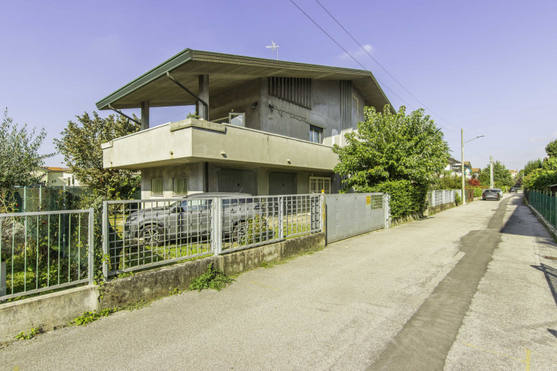 Villa singola suddivisa in 2 unità ed ideale per 2 nuclei familiari. L’abitazione si sviluppa su ...