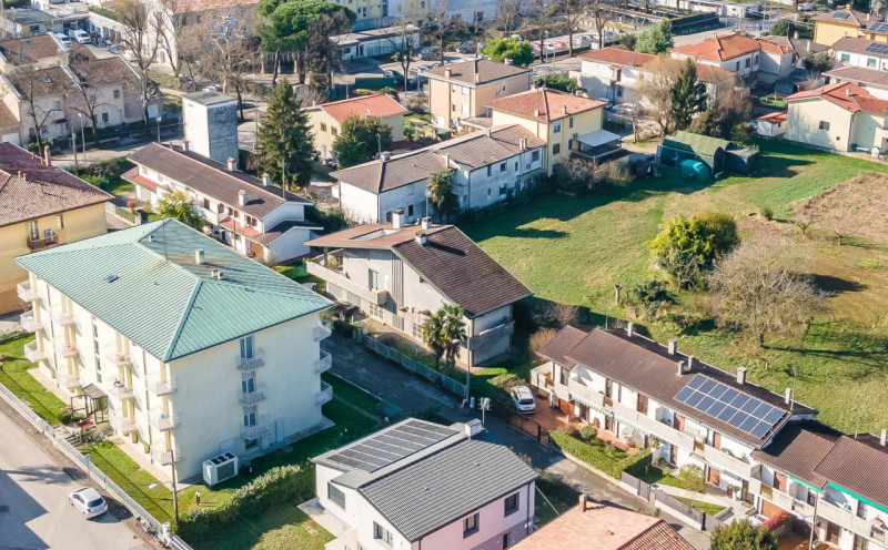 Villa singola suddivisa in 2 unità ed ideale per 2 nuclei familiari. L’abitazione si sviluppa su ...