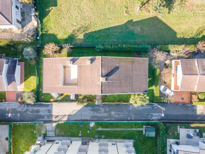 Villa singola suddivisa in 2 unità ed ideale per 2 nuclei familiari. L’abitazione si sviluppa su ...