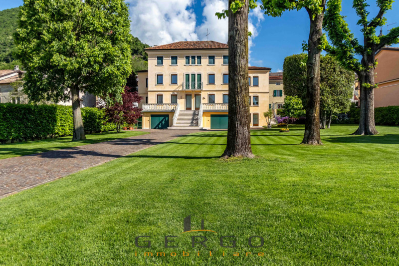 (Per INFO Giovanni 3888920530) NOSTRA ESCLUSIVA. A Quero, nel cuore del centro storico, vi presen...