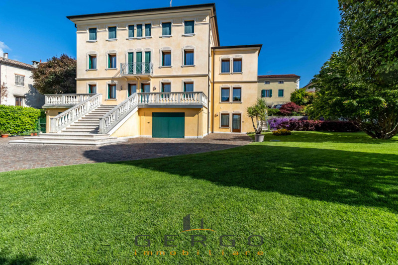 (Per INFO Giovanni 3888920530) NOSTRA ESCLUSIVA. A Quero, nel cuore del centro storico, vi presen...