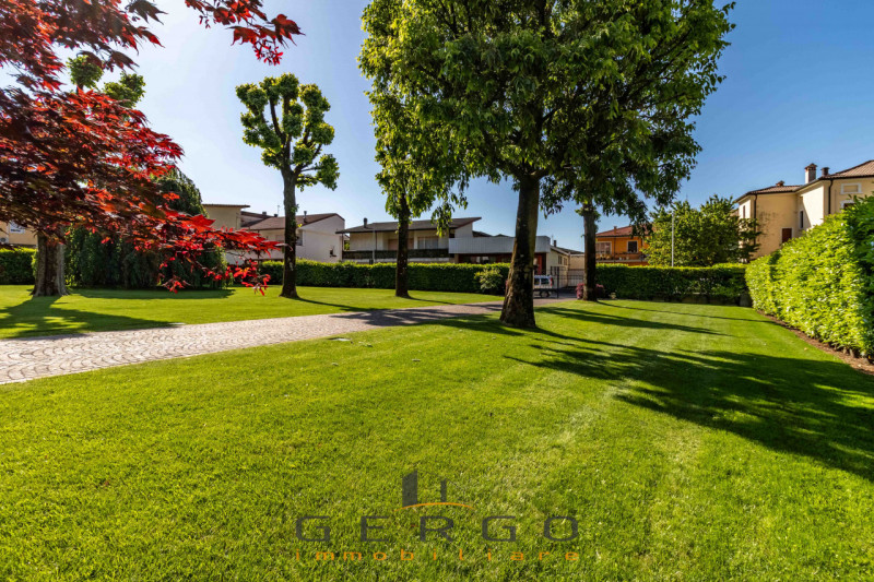 (Per INFO Giovanni 3888920530) NOSTRA ESCLUSIVA. A Quero, nel cuore del centro storico, vi presen...