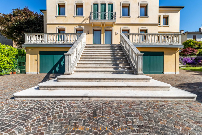 (Per INFO Giovanni 3888920530) NOSTRA ESCLUSIVA. A Quero, nel cuore del centro storico, vi presen...