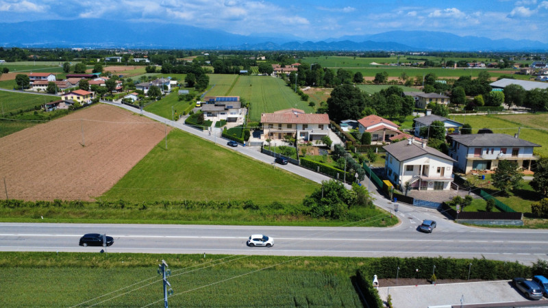 In posizione strategica, fronte statale Treviso-Vicenza (Via Circonvallazione Est), proponiamo in...