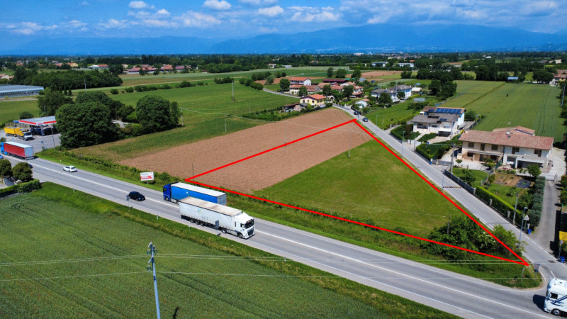 In posizione strategica, fronte statale Treviso-Vicenza (Via Circonvallazione Est), proponiamo in...