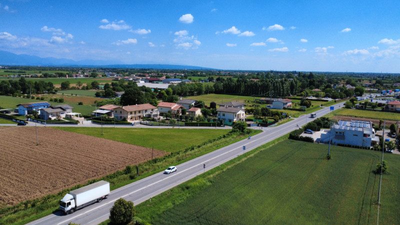 In posizione strategica, fronte statale Treviso-Vicenza (Via Circonvallazione Est), proponiamo in...