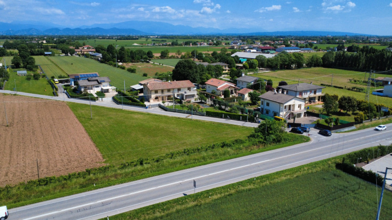 In posizione strategica, fronte statale Treviso-Vicenza (Via Circonvallazione Est), proponiamo in...