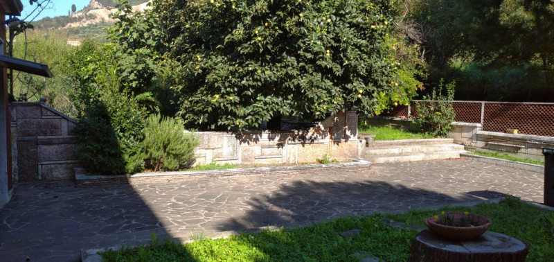 MONSELICE Vendesi porzione di bifamiliare in zona tranquilla e nelle vicinanze del centro storico...